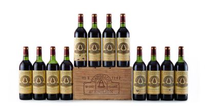 un lot de six bouteilles de vin dans un coffret en bois