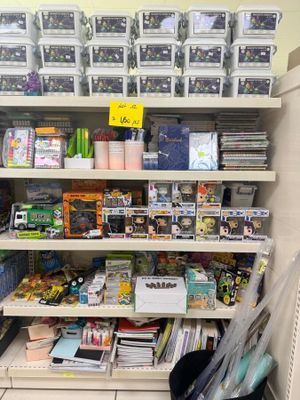 un grand nombre d'articles qui se trouvent sur les étagères du magasin