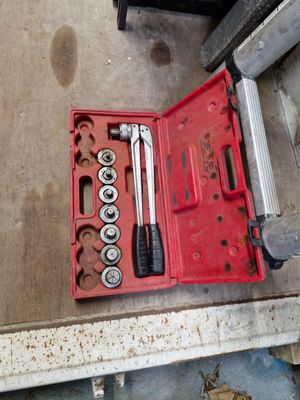 une boîte à outils rouge avec des outils sur le sol