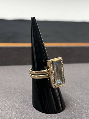 une image représentant une bague noire sertie d'une pierre transparente