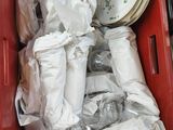 un bac rouge rempli d'assiettes et de serviettes