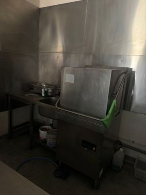 une cuisine équipée d'une cuisinière, d'un évier et d'un réfrigérateur
