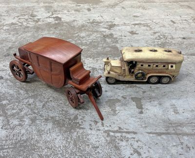 deux voitures jouets assises l'une à côté de l'autre