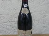 une bouteille de vin posée sur une table