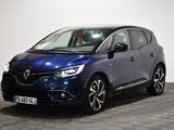 La voiture bleue est garée dans une pièce dont le sol est en damier.