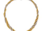 un collier composé de perles dorées et argentées sur fond blanc