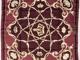 un gros plan sur un foulard carré orné de têtes de mort