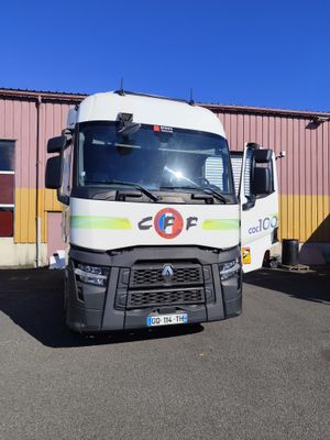 un camion blanc garé devant un bâtiment
