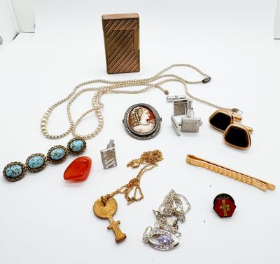 de nombreux bijoux posés sur une surface blanche