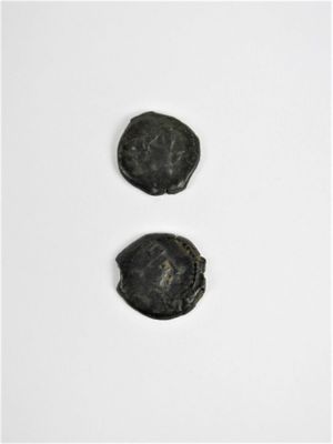 deux pièces noires posées l'une à côté de l'autre sur une surface blanche