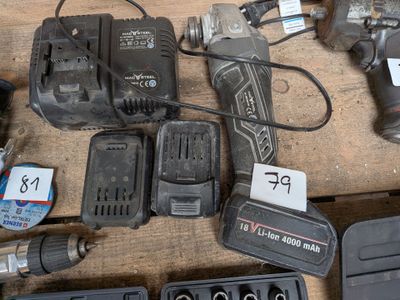 de nombreux outils posés sur une table en bois