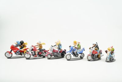 de nombreuses figurines représentant des personnes à moto sur un fond blanc