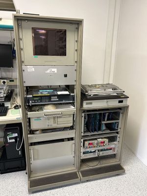 une photo montrant un ordinateur et d'autres appareils électroniques dans une pièce