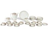 une image d'un groupe de plats, de tasses et de soucoupes en porcelaine