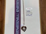 une photo d'un collier orné d'un cœur