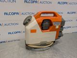 un aspirateur orange et blanc posé sur une table