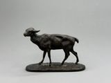 une statue de chèvre posée sur un socle