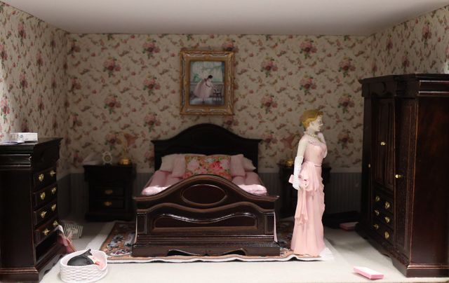 Diorama. Composition miniature, dans une vitrine en bois, vitre e...