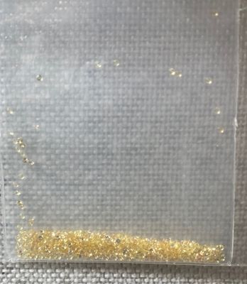 un sac en plastique transparent contenant des paillettes dorées