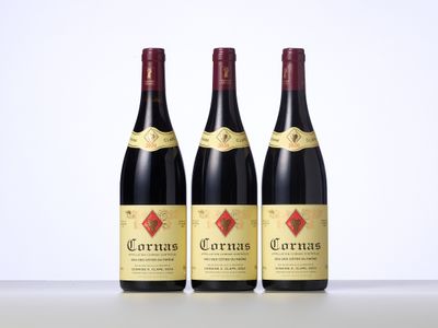 trois bouteilles de vin posées sur une table l'une à côté de l'autre