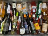 de nombreux types de bouteilles d'alcool dans le réfrigérateur