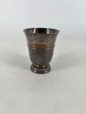 une petite coupe en argent ornée d'un motif décoratif sur le bord