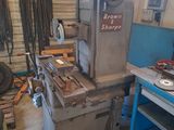 une machine qui se trouve à l'intérieur d'un bâtiment