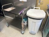 une poubelle posée à côté d'une autre poubelle dans une cuisine