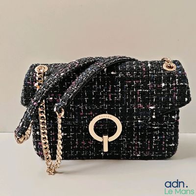 sac à main en tweed noir et blanc avec une bandoulière en chaîne dorée