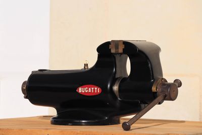 une machine noire posée sur une table en bois