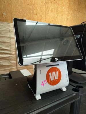un écran d'ordinateur posé sur un bureau