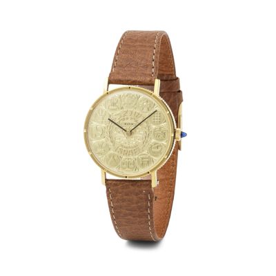 gros plan d'une montre-bracelet avec un bracelet en cuir marron