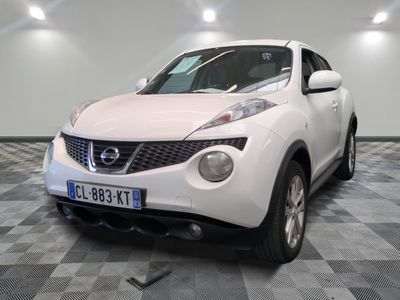 une Nissan Juke blanche sur un sol à damier
