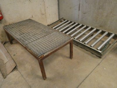 un cadre de lit en métal et un matelas dans une chambre