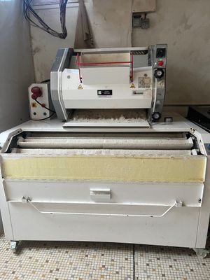 l'image d'une machine posée sur une table