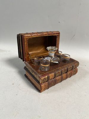 une petite boîte en bois surmontée d'un verre