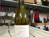 une bouteille de vin posée sur une table dans un magasin