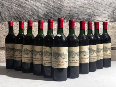 six bouteilles de vin rouge alignées sur une table