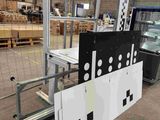 une machine qui travaille sur une feuille de papier