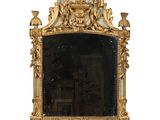 un miroir avec un cadre doré et un miroir sur lequel est représentée une image