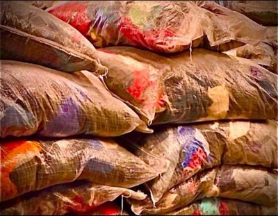 de nombreux sacs de sable empilés les uns sur les autres
