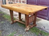 une table en bois posée devant une porte violette