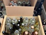 plusieurs bouteilles d'alcool dans une boîte posée sur une table