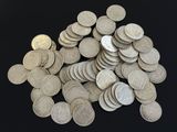 une pile de pièces d'argent posée sur une surface noire