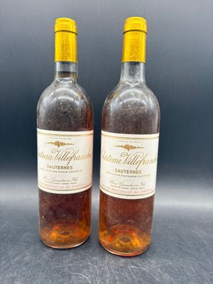 deux bouteilles de vin posées l'une à côté de l'autre sur une table