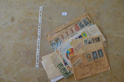 une pile de vieux timbres et une règle posés par terre