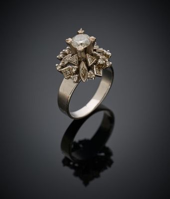 une bague en or sertie d'un diamant blanc entouré de petits diamants