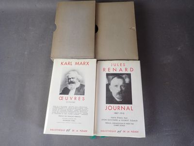 deux livres sur une table avec l'image d'un homme et d'une femme