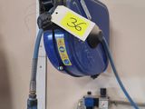 un tuyau bleu fixé au mur, sur lequel est apposée une étiquette jaune