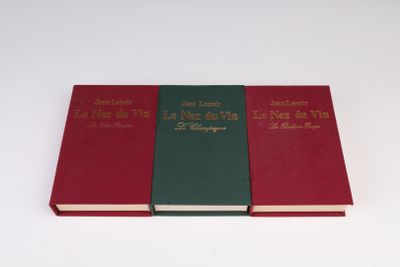 trois livres superposés sur une surface blanche